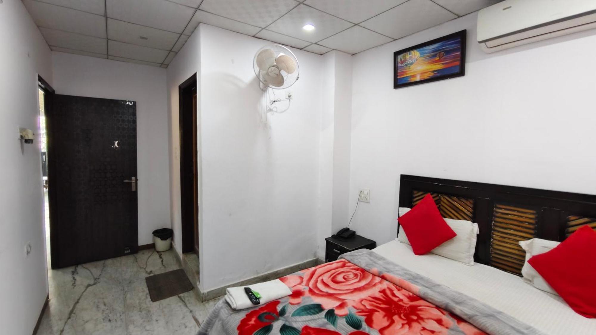 Rajdhani Guest House Фаридабад Экстерьер фото